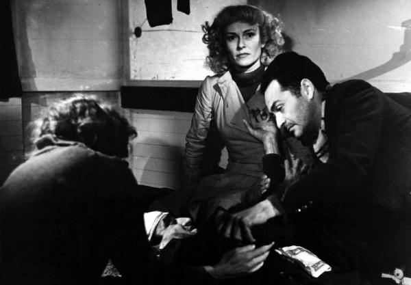Scena del film "Caccia tragica" - Giuseppe De Santis - 1947 - Gli attori Vivi Gioi e Andrea Checchi