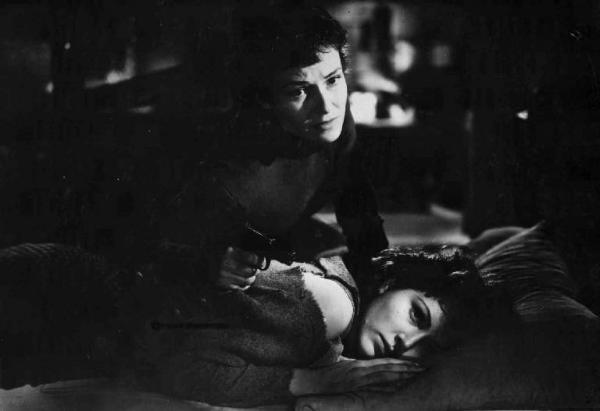 Scena del film "Caccia tragica" - Giuseppe De Santis - 1947 - Le attrici Vivi Gioi, con una pistola, e Carla Del Poggio