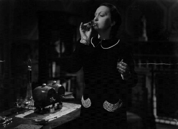 Scena del film "Calafuria" - Flavio Calzavara - 1944 - L'attrice Olga Solbelli