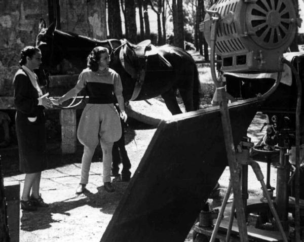 Set del film "Calafuria" - Flavio Calzavara - 1944 - Le attrici Olga Solbelli e Rubi D'Alma