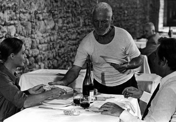Scena del film "La califfa" - Alberto Bevilacqua - 1971 - Gli attori Romy Schneider e Ugo Tognazzi a tavola al ristorante
