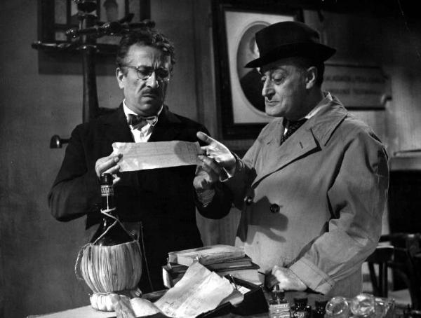 Scena del film "La cambiale" - Camillo Mastrocinque - 1959 - Gli attori Peppino De Filippo e Totò