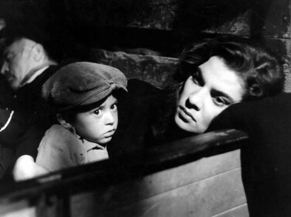 Scena del film "Il cammino della speranza" - Pietro Germi - 1950 - Gli attori Chicco Coluzzi e Elena Varzi