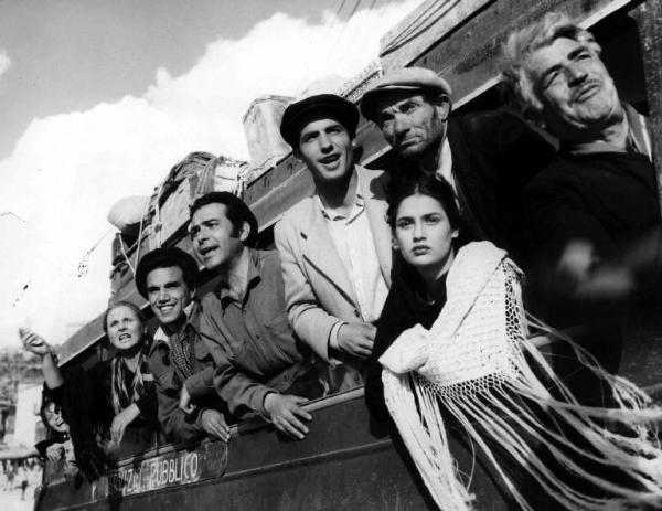 Scena del film "Il cammino della speranza" - Pietro Germi - 1950 - Attori non identificati in treno