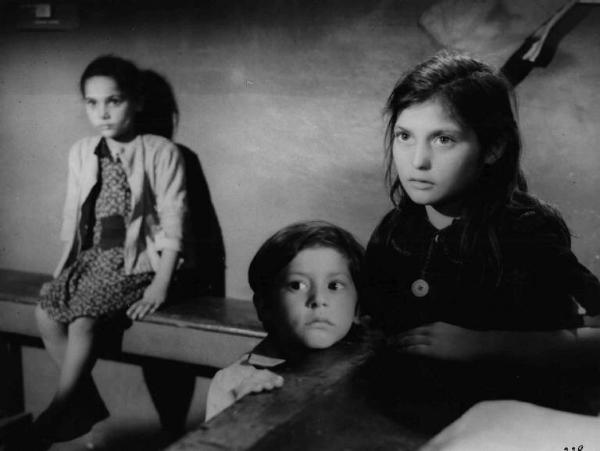Scena del film "Il cammino della speranza" - Pietro Germi - 1950 - Chicco Coluzzi e altri due bambini