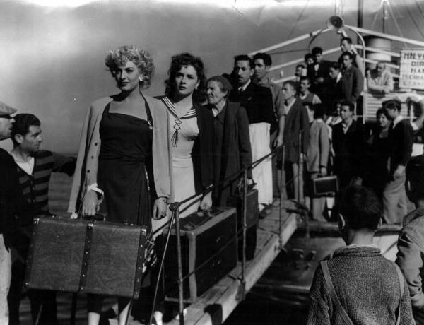 Scena del film "Campane a martello" - Luigi Zampa - 1949 - Le attrici Yvonne Sanson e Gina Lollobrigida sbarcano da una nave