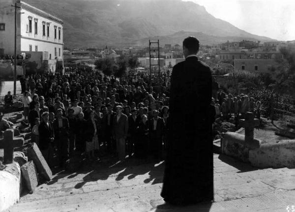 Scena del film "Campane a martello" - Luigi Zampa - 1949 - Una folla davanti a un prete