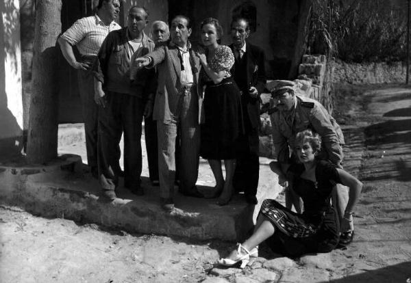 Scena del film "Campane a martello" - Luigi Zampa - 1949 - Gli attori Ernesto Almirante, Agostino Salvietti, Clelia Matania, Carlo Romano e Yvonne Sanson