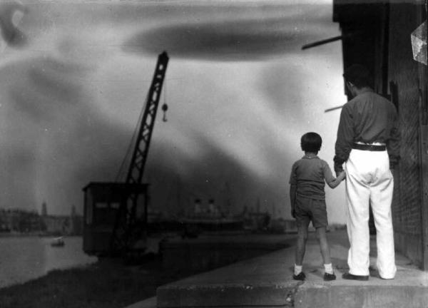 Scena del film "Il canale degli angeli" - Francesco Pasinetti - 1934 - Il bambino Pino Locchi e un attore non identificato