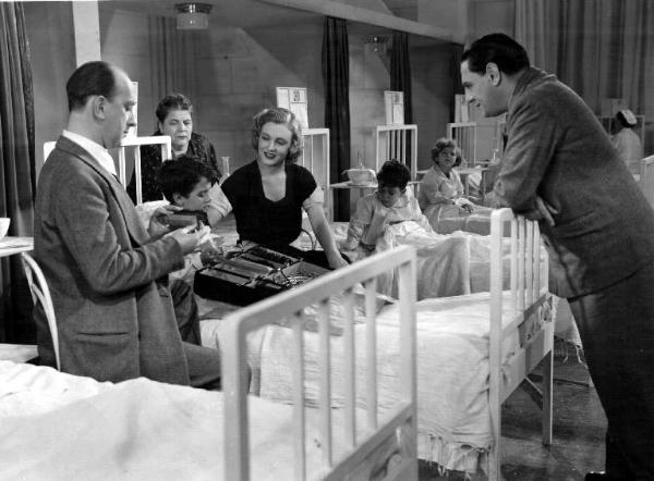 Scena del film "Canto alla vita - Chi è più felice di me?" - Guido Brignone - 1938 - Gli attori Franco Coop, Caterina Boratto e Tito Schipa in ospedale