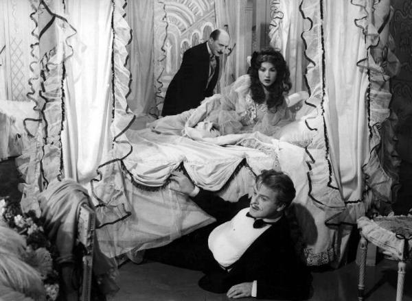 Scena del film "Canzoni di mezzo secolo" - Domenico Paolella - 1952 - Gli attori Renato Malavasi, Maria Fiore e Carlo Hintermann