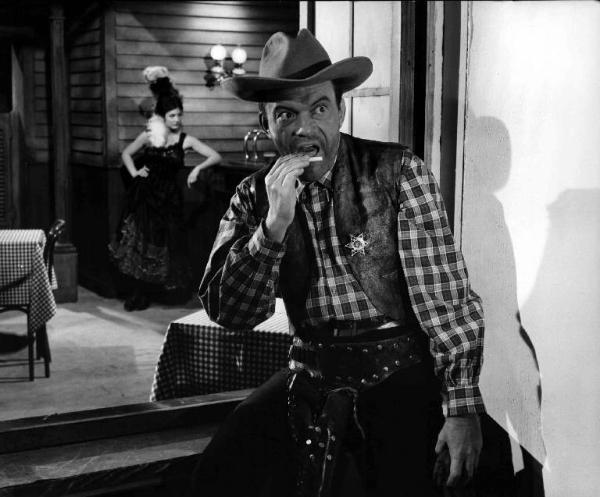 Scena del film "Canzoni nel mondo" - Vittorio Sala - 1963 - Un attore non identificato vestito da sceriffo