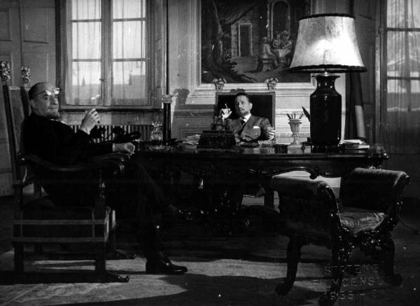 Scena del film "Il cappotto" - Regia Alberto Lattuada - 1952 - L'attore Giulio Stival e un attore non identificato