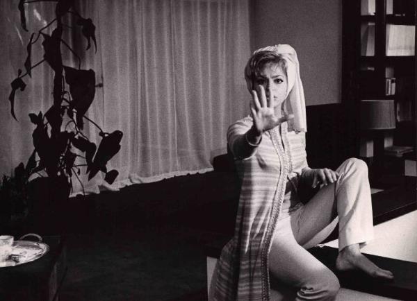 Scena dell'episodio "La gelosa" del film "Capriccio all'italiana" - Regia Mauro Bolognini - 1967 - L'attrice Ira Fürstenberg