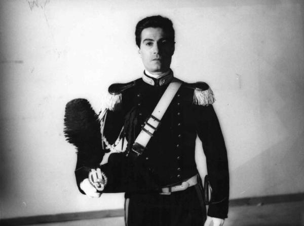 Scena del film "Il carabiniere a cavallo" - Regia Carlo Lizzani - 1961 - L'attore Nino Manfredi in divisa da carabiniere