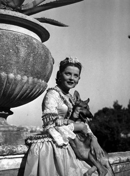 Scena del film "Il cardinale Lambertini" - Regia Giorgio Pastina - 1954 - L'attrice Virna Lisi con un cane in braccio