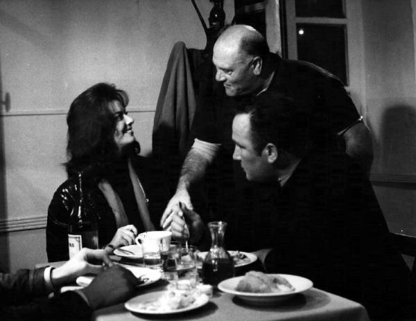Scena del film "Carmen di Trastevere" - Regia Carmine Gallone - 1962 - L'attrice Giovanna Ralli a tavola con due attori non identificati