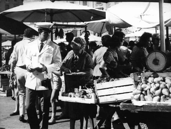 Scena del film "Carmen di Trastevere" - Regia Carmine Gallone - 1962 - L'attore Jacques Charrier in divisa da poliziotto al mercato