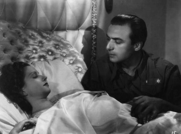 Scena del film "Carmen fra i rossi" - Regia Edgar Neville - 1939 - Gli attori Conchita Montes e Fosco Giachetti a letto