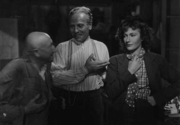 Scena del film "La carne e l'anima" - Regia Wladimir D. Strichewsky - 1943 - L'attrice Isa Miranda e attori non identificati