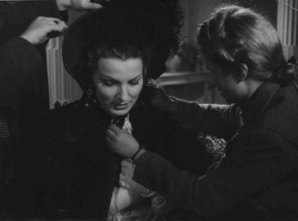 Set del film "Il carnevale di Venezia" - Regia Giuseppe Adami, Giacomo Gentilomo - 1940 - L'attrice Junie Astor al trucco