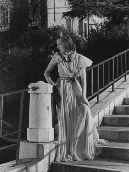 Scena del film "Il carnevale di Venezia" - Regia Giuseppe Adami, Giacomo Gentilomo - 1940 - L'attrice Junie Astor