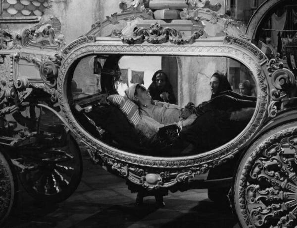 Scena del film "Carosello napoletano" - Regia Ettore Giannini - 1953 - L'attore Paolo Stoppa in carrozza
