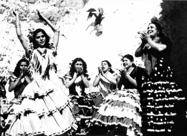 Set del film documentario "Carosello spgnolo" - Regia Gian Andrea Rocco, Salvatore Rosso, Pino Serpi - 1959 - Danzatrici di flamenco