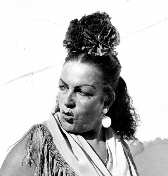 Set del film documentario "Carosello spgnolo" - Regia Gian Andrea Rocco, Salvatore Rosso, Pino Serpi - 1959 - Una donna spagnola