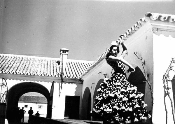 Set del film documentario "Carosello spgnolo" - Regia Gian Andrea Rocco, Salvatore Rosso, Pino Serpi - 1959 - Danzatrice di flamenco