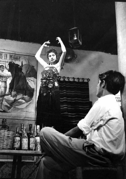 Set del film documentario "Carosello spgnolo" - Regia Gian Andrea Rocco, Salvatore Rosso, Pino Serpi - 1959 - Danzatrice di flamenco