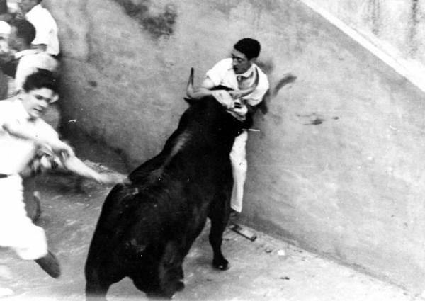 Set del film documentario "Carosello spgnolo" - Regia Gian Andrea Rocco, Salvatore Rosso, Pino Serpi - 1959 - Un torero attaccato da un toro durante una corrida nell'arena