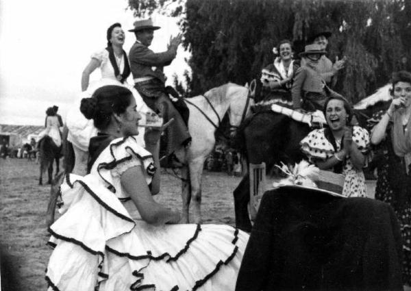 Set del film documentario "Carosello spgnolo" - Regia Gian Andrea Rocco, Salvatore Rosso, Pino Serpi - 1959 - Uomini e donne a cavallo