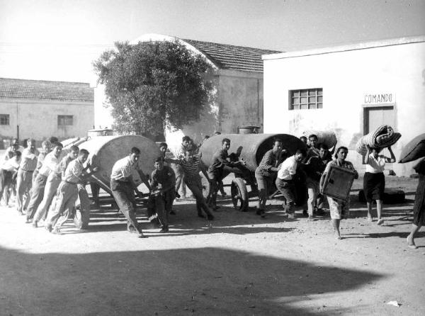 Set del film "Il carro armato dell'8 settembre" - Regia Gianni Puccini - 1960 - Operai trasportano delle cisterne