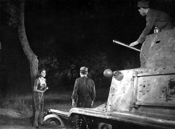 Scena del film "Il carro armato dell'8 settembre" - Regia Gianni Puccini - 1960 - Due soldati su un carro armato e un'attrice non identificata