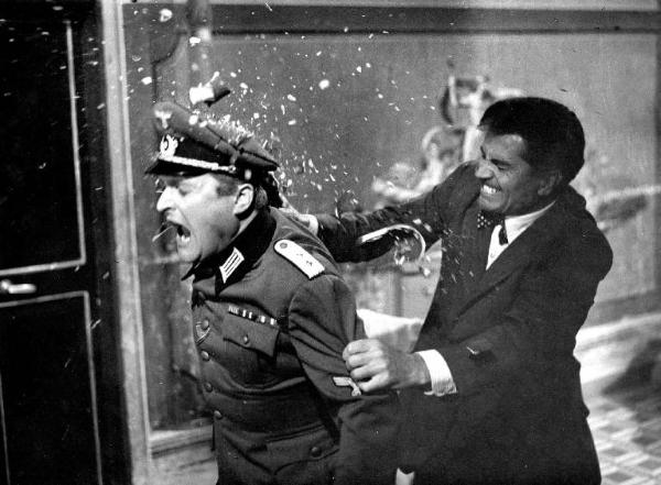 Scena del film "Il carro armato dell'8 settembre" - Regia Gianni Puccini - 1960 - L'attore Gabriele Ferzetti rompe una bottiglia in testa a un attore non identificato in divisa militare