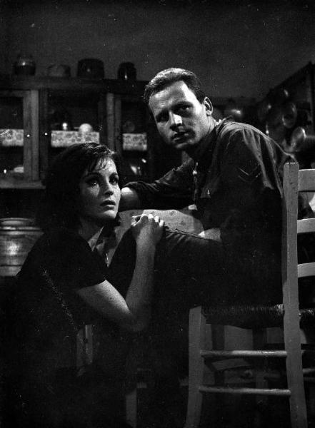 Scena del film "Il carro armato dell'8 settembre" - Regia Gianni Puccini - 1960 - Gli attori Yvonne Furneaux e Jean-Marc Bory