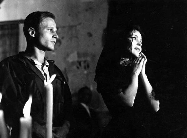 Scena del film "Il carro armato dell'8 settembre" - Regia Gianni Puccini - 1960 - Gli attori Jean-Marc Bory e Yvonne Furneaux