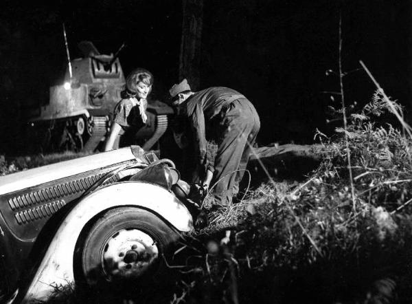 Scena del film "Il carro armato dell'8 settembre" - Regia Gianni Puccini - 1960 - Due soldati e un'attrice non identificata accanto a un'automobile
