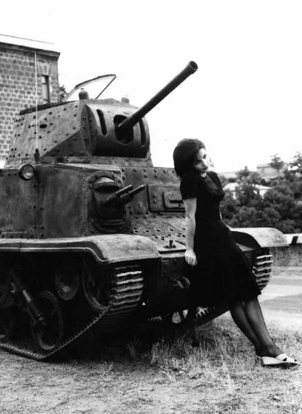 Scena del film "Il carro armato dell'8 settembre" - Regia Gianni Puccini - 1960 - L'attrice Yvonne Furneaux appoggiata al carro armato