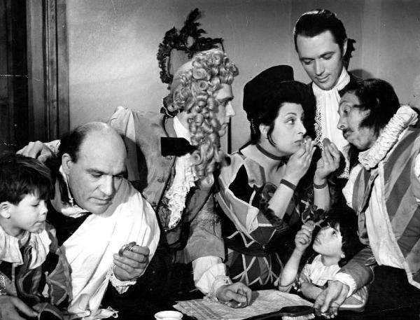 Scena del film "La carrozza d'oro" - Regia Jean Renoir - 1952 - L'attrice Anna Magnani e attori non identificati
