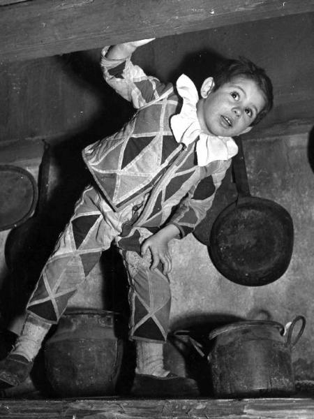 Scena del film "La carrozza d'oro" - Regia Jean Renoir - 1952 - Il bambino Dante in costume da arlecchino