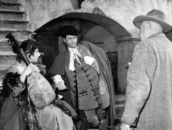 Set del film "La carrozza d'oro" - Regia Jean Renoir - 1952 - Gli attori Anna Magnani, con una mandola, Paul Campbell e il regista Jean Renoir