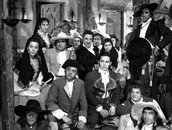 Scena del film "La carrozza d'oro" - Regia Jean Renoir - 1952 - L'attore Riccardo Rioli e attori non identificati