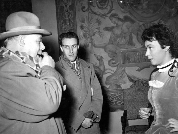Set del film "La carrozza d'oro" - Regia Jean Renoir - 1952 - Il regista Jean Renoir e l'attrice Nada Fiorelli