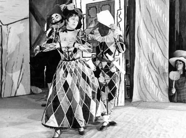 Scena del film "La carrozza d'oro" - Regia Jean Renoir - 1952 - L'attrice Anna Magnani sul palcoscenico con un attore nei panni di arlecchino