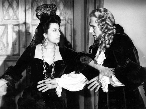 Scena del film "La carrozza d'oro" - Regia Jean Renoir - 1952 - L'attrice Anna Magnani e un attore non identificato