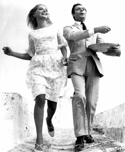 Scena del film "Casanova '70" - Regia Mario Monicelli - 1964 - Gli attori Virna Lisi e Marcello Mastroianni