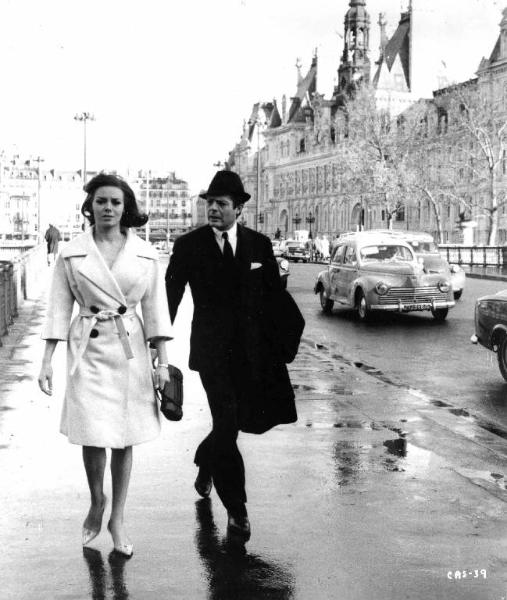 Scena del film "Casanova '70" - Regia Mario Monicelli - 1964 - Gli attori Michèle Mercier e Marcello Mastroianni