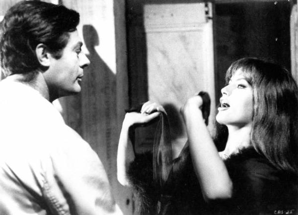 Scena del film "Casanova '70" - Regia Mario Monicelli - 1964 - Gli attori Marcello Mastroianni e Marisa Mell